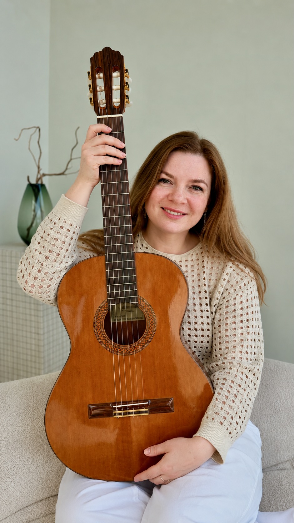 Нина Семененкова с классической гитарой